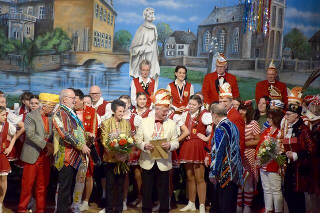 Präsident Reiner Feil wurde vor der Kostümsitzung von seinen Karnevalsfreunden Gymnich gebührend verabschiedet und zum Ehrenpräsidenten ernannt. | Foto: Karnevalsfreunde Gymnich
