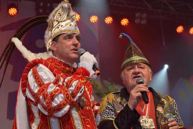 Prinz Alexander I. und Erwin Rußkowski beendeten den Auftritt zur Überraschung der Gäste im Saal mit einer kurz abgesprochenen Zugabe, indem sie den Bläck Fööss Klassiker „Dringk doch eene met“ anstimmten. | Foto: Saach hür ens