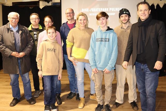 Im  Caritas  Kinder-  und  Jugendzentrum  Pogo Pulheim   traf sich eine engagierte Gruppe von Kindern, Jugendlichen und Erwachsenen, um mit Vertreterinnen und Vertretern aus dem Jugendamt, dem Kreissportbund und dem Planungsbüro über Rampen, Curbs und Halfpipes zu sprechen.  | Foto: Stadt Pulheim