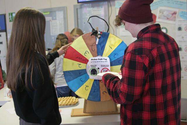 Am Glücksrad im Foyer der Schule gibt es Informationen zum Klimaschutz. | Foto: Naturgut