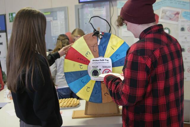 Am Glücksrad im Foyer der Schule gibt es Informationen zum Klimaschutz.  | Foto: Naturgut