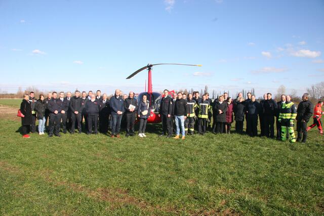 Eine gelungene Überraschung war der Hubschrauber-Rundflug über Troisdorf und den Rhein-Sieg-Kreis für Hans-Jürgen Spies (vorne links neben dem Hubschrauber).  | Foto: Peter Kern