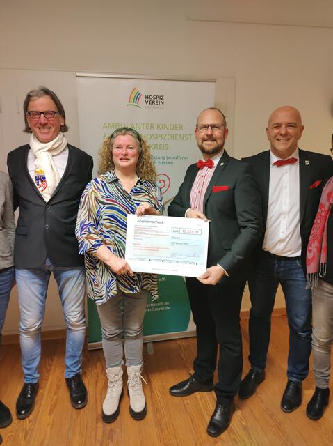 Dieter Cohn, Dirk Meyer und Frank Wollsiefer (v.l.) überreichten den symbolischen Scheck über die Spende in Höhe der ­„jecken“ und beeindruckenden Summe von 15.151,51 Euro an Anja Geisler.  | Foto: Neunzig