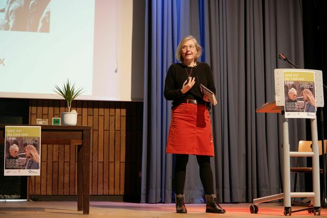 Autorin Angela Krumpen während des Vortrags. | Foto: Jana Jones