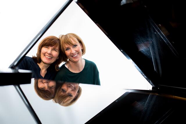 Die Klavierlehrerinnen und Pianistinnen Gisela Hegewald und Beate May spielen seit langem als Klavierduo zusammen.  | Foto: Sophia Hegewald