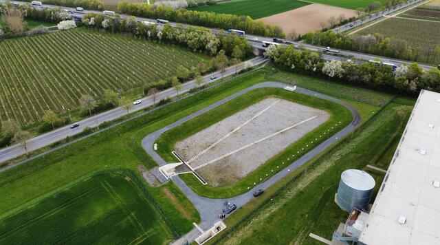 Reinigt das anfallende Regenwasser und sorgt bei Starkregen dafür, dass weniger Überflutungen drohen: Das neue Rückhaltebecken. | Foto: Quelle: Erftverband