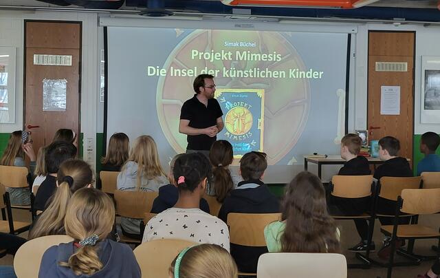 Mit viel Wandlungsfähigkeit und der direkten Ansprache der Kinder schaffte Simak Büchel es, die Schüler zwei Stunden lang zu faszinieren. | Foto: AEG