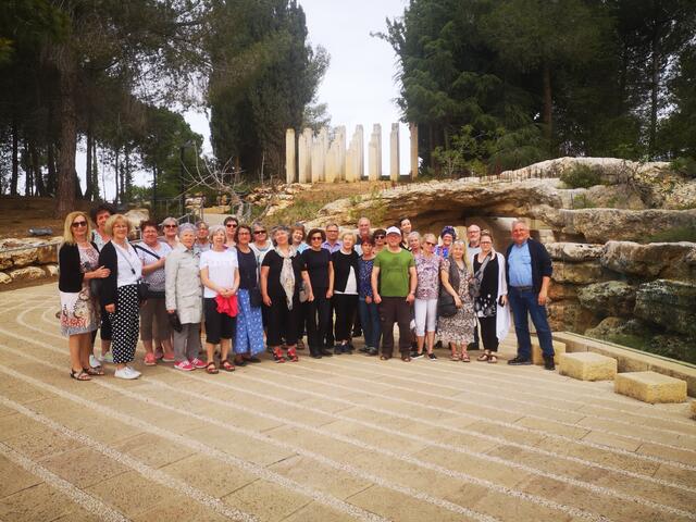 Reisegruppe vor dem „Denkmal für die Kinder in Yad Vashem“.  | Foto: Markus Aust