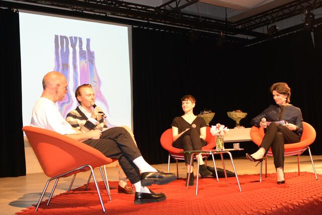 Fabian Friese (2.v.l.) und Isabell Kamp (3.v.l) erklärten in einem Talk mit Direktorin Madeleine Frey und Laudator Martin Pfeifle ihr unterschiedliches künstlerisches Schaffen.  | Foto: Brodüffel
