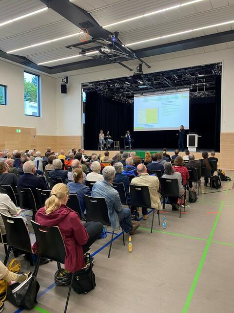 Rund 120 Menschen waren beim Abend mit den Brühler Grünen zur Energiewende in der Schlossstadt mit dabei.  | Foto: Christophe Kühl