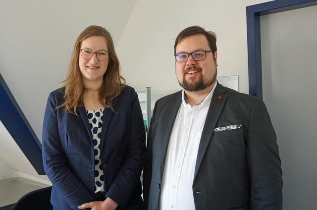 Sie beraten: Sarah Krämer und Roman Dömer.  | Foto: OBK
