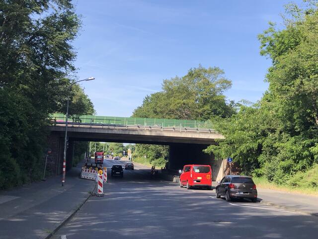 Die Brücke in Wesseling am Mühlenweg - laut der Studie ist auch sie mangelhaft und muss geprüft, saniert und vielleicht sogar abgerissen und neu gebaut werden.  | Foto: Montserrat Manke