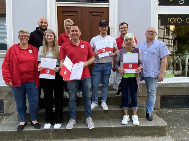 Die Jubilare und die Mitglieder des geschäftsführenden Vorstandes der KG Rot-Weiß Lindlar.  | Foto: Engelmann