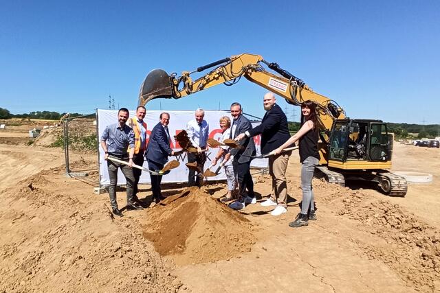 Los geht`s: Bürgermeister Rolf Schumacher (Mitte) und Vertreter der WFA, der Gemeinde und der beteiligten Unternehmen setzten an zum ersten symbolischen Spatenstich im Neubaugebiet Buschkauler Feld.  | Foto: Foto fes