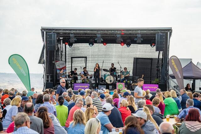 Das Gesangsensemble aus der RTL-Show „Let´s Dance“ präsentierte am Forum terra nova die schönsten Lieder aus über einem Jahrzehnt des Erfolgsformates.  | Foto: Foto Kay-Uwe Fischer