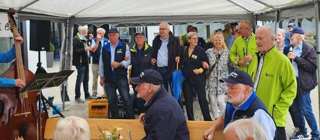 Auf dem Dorfplatz wurde das 20-jährige Bestehen des Bürgerbusvereins Nümbrecht gefeiert.                                      | Foto: Bürgerbusverein