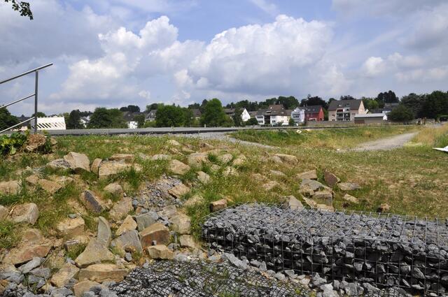Der Deich schiebt sich zwischen Dhünn und Odenthaler Straße vor den Ortsteil Schlebusch (Gabionenwand im Vordergrund).  | Foto: Stadt Leverkusen