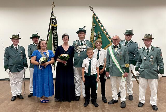 Die neuen Majestäten der St. Seb. Schützenbruderschaft Schwerfen: Königspaar Erika und Hans-Dieter Neuenfeldt (Mitte), Jungschützenprinzessin Paulina Dost (3.v.l.), Schülerprinz Jannik Heinen (4.v.r.) und Bambiniprinz Max Sita (6.v.l.). | Foto: Schützen Schwerfen/pp/Agentur ProfiPress