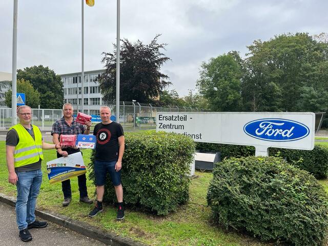 Marco Steins (li.) von Ford Deutschland überreichte 1000 Erste-Hilfe-Kästen an Harald Fischer vom „Menschenhilfsprojekt Sophie“ und Oliver von Dugovics (re.) von „EinfachMachenKöln“. | Foto: Menschenhilfsprojekt Sophie