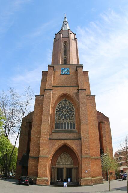 Vor der Kreuzkirche lädt die evangelische Kirche zum Dialog ein.  | Foto: mt (Archiv)