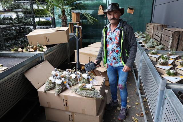 Zunächst einmal hieß es für den Landrat, Einkaufswagenchips aus Holz schön glatt zu schleifen. | Foto: Bild: Michael Thalken/Eifeler Presse Agentur/epa