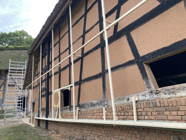 Für die Thermobehandlung mussten auch einige Gefache in der Fassdae freigelegt werden. Hier werden dann später unter anderem auch die Schläuche durch gelegt.  | Foto: Volker Kirsch / LVR