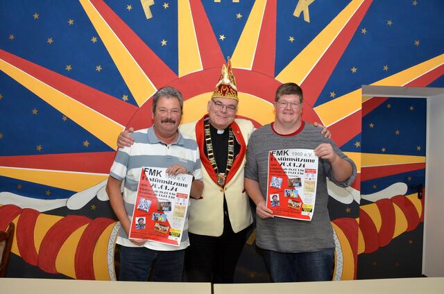 Stellten mit Pressesprecher Michael Sander das vollgepackt-jecke Programm der Kostümsitzung vor: (v. l.) Albert Meyer, Vorsitzender des „Festausschusses Mechernicher Karneval“ (FMK), Sitzungspräsident Erik Pühringer und Literat Kevin Hembach. | Foto: Henri Grüger/pp/Agentur ProfiPress