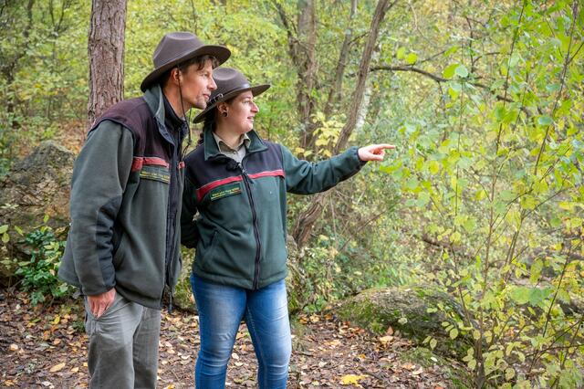 Ranger Robin Schulte und Rangerin Frederike Stark (von links.) bei der Naturbeobachtung in der Grube Cox. | Foto: Rheinisch-Bergischer Kreis