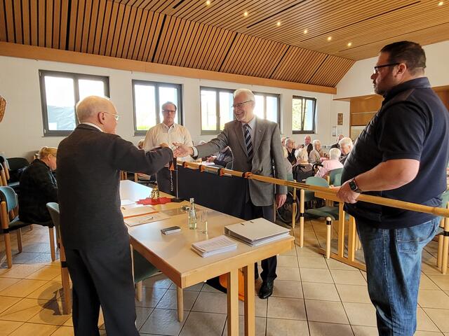 Kolping-Präses Franz-Josef Kreuer ernennt den langjährigen Kolping-Vorsitzenden Dieter Rondorf zum Ehrenmitglied und überreicht eine entspechende Urkunde.  | Foto: Kolping