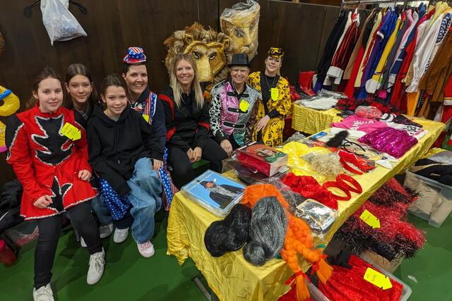 Bunt und vielseitig: Das Frechener „Amazonen-Corps“ verkauft seit vielen Jahren ausgefallene gebrauchte Kostüme in der Rheinhalle. | Foto: fes