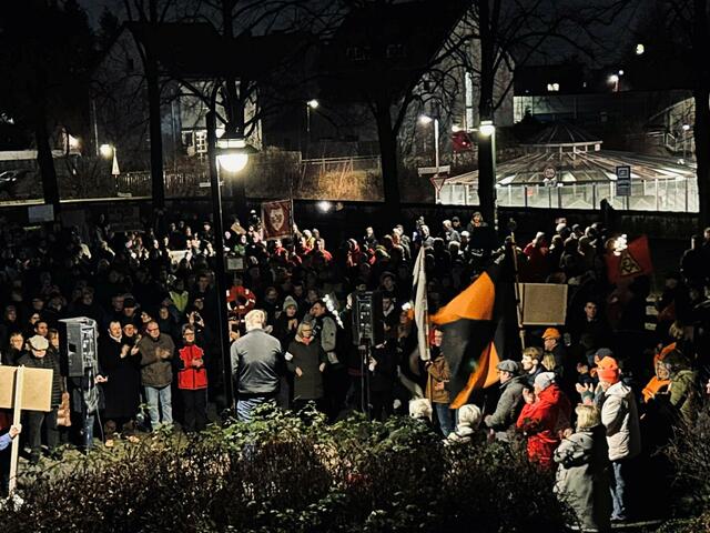 Über 600 Bürger demonstrierten auf dem Bleimopsplatz in Spich für Demokratie und gegen Rassismus.  | Foto: Spontanes Bündnis gegen Rassismus und für Demokratie