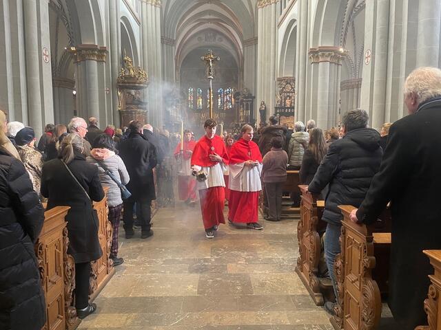 Ungefähr 500 Gläubige kamen am Sonntag in das Bonner Münster zum Seelenamt für Wolfgang Picken und um sich in der Krypta persönlich von ihm zu verabschieden. | Foto: Stadtdekanat Bonn