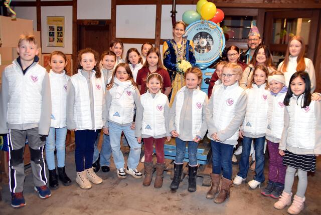 Mit vereintem Einsatz: So zeigte die Obstwaage 300 kg an. Wurfmaterial in entsprechender Menge kommt nun dem Karnevalsnachwuchs zugute. Seit 2020 wird dieses Aufwiegen der jungen Karnevalstollitäten in der Obstbrennerei Brauweiler in Altendorf-Ersdorf durchgeführt.  | Foto: Peter Adolf