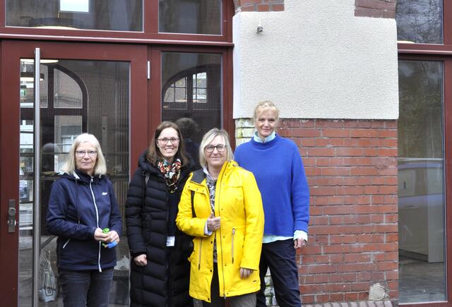 Vor der sanierten Feuerwache: Projektleiterin Heike Kuhla-Folkmann; Serena Sikorski, Fachbereich Stadtplanung, Abteilungsleitung generelle Planung; Andrea Pesch.  | Foto: Stadt Leverkusen