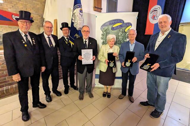 Der Vorstand des Beueler Schiffervereins und die diesjährigen Trägerinnen und Träger der „Beueler Seele“.  | Foto: fes