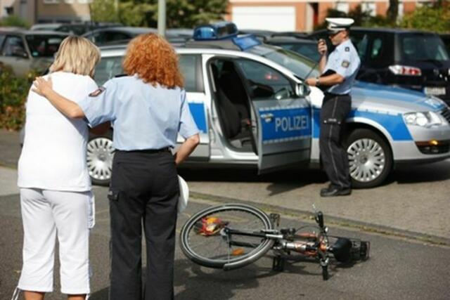 Zwei Meter außerorts und 1,5 Meter innerhalb der Ortschaften: Diesen seitlichen Mindestabstand sieht der Gesetzgeber zwischen Auto und Radfahrenden vor. Auf der Euskirchener Straße verunfallte nun eine Frau, weil sie von einem silbernen VW Polo mit geringem Abstand überholt worden sei.  | Foto: Symbolfoto Polizei