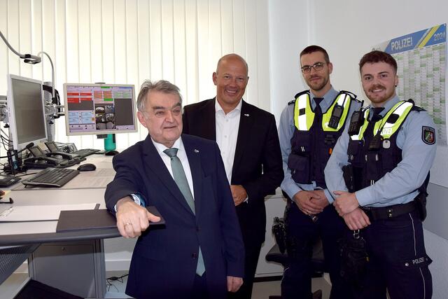 Herbert Reul verschaffte sich selbst ein Bild der neuen Wache in Lechenich und sprach mit den Polizeibeamten vor Ort. | Foto: Volker Düster