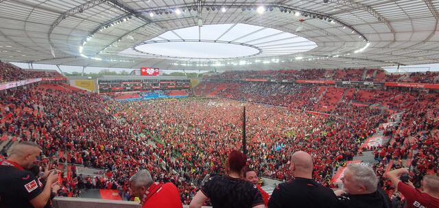 Ein Meer in Rot und Schwarz. Die BayArena im märchenhaften Augenblick der Deutschen Meisterschaft.  | Foto: Gabi Knops-Feiler