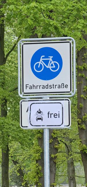 Freie Fahrt für KFZ-Verkehr statt nur für motorisierte Anwohner: Provisorisch sind die neuen Schilder aufgeklebt.  | Foto: mt
