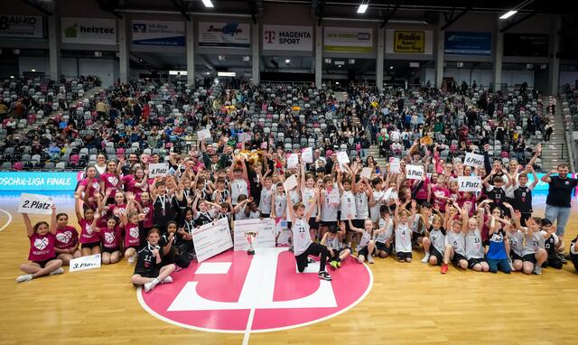 Auch wenn sich die Kettelerschule im Finale gegen die GGS Meckenheim-Merl durchsetzen konnte: Die Begeisterung für den Basketball  und das sportliche Miteinander standen im Mittelpunkt.  | Foto: Deutsche Telekom, Norbert Ittermann