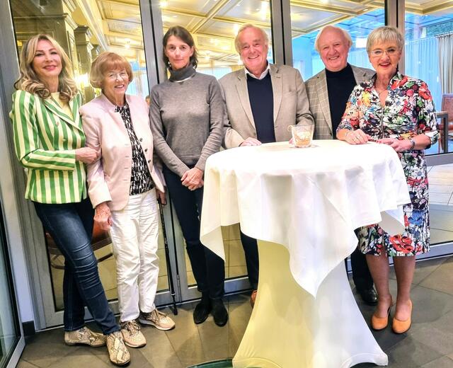 Helmut Otto (2.von rechts) übergibt das Zepter an Friedhelm Lemmer und seine Stellvertreterin Tatjana von la Valette (links neben ihm). Renate Krämer (links), Ehefrau Ingeborg Otto (2. von links) und Gabriele Willscheid (ganz rechts) freuen sich über den gelungenen Stabwechsel.  | Foto: BürgerStiftungLohmar