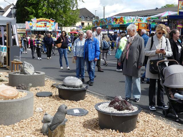 Das schöne Frühlingswetter und viele bunte Stände lockten unzählige Besucher zu einem Bummel durch den Ort.  | Foto: Christa Gast