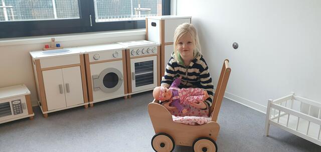 In ihrer neuen Kita, die in der Bahnstadt von der Arbeiterwohlfahrt betrieben wird, spielt Frieda zufrieden mit ihrer Puppe. Weil die Betreuungszeiten in ihrer bisherigen Kita so schlecht waren, wechselte sie, sobald es möglich war.  | Foto: Gabi Knops-Feiler