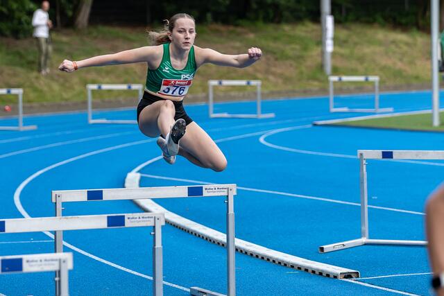Sina Marie Schüller startete unter anderem über die 300m Hürden und lief eine neue persönliche Bestzeit.  | Foto: Axel Schüller