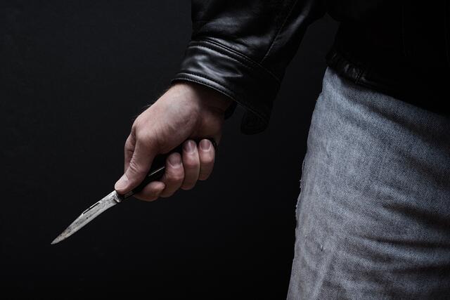 Als der Überfallene nicht schnell genug der Aufforderung, seine Wertsachen auszuhändigen nachkam, wurde er mit einem Messer bedroht. | Foto: Kevin Brine AdobeStock (Symbolfoto)