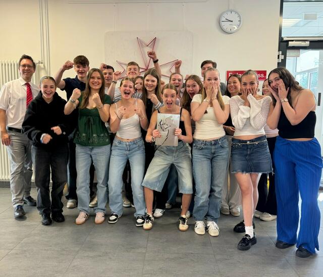 Das Ensemble des Differenzierungskurses „Darstellendes Spiel“ am Antoniuskolleg Neunkirchen-Seelscheid freute sich über den großartigen gemeinsamen Erfolg. | Foto: Antoniuskolleg
