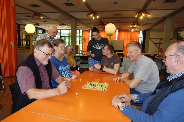 Gesellschaftsspiele, wie hier „Mensch, ärgere dich nicht“, stehen neben Ausflügen und Gesprächen bei den Teilnehmern hoch im Kurs. | Foto: Zingsheim