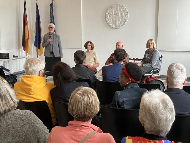 Julian Beywl, Pia Regh, Johannes Schmitz-Sauermann und Karola Brockmann bei der Finissage im Kapitelsaal..  | Foto: Veranstalter