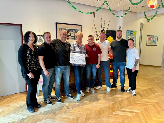 5.100 Euro, der Erlös aus Bärchens karnevalstischem Benefiz-Fußballtunier, ging an „Dat kölsche Hätz“.  | Foto: privat