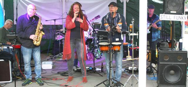 Den Auftakt zu „Eitorf Live“ machte die Band „Still Funky“. | Foto: Röhrig